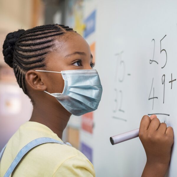 Dekle z masko uporablja protimikrobno piši briši barvo